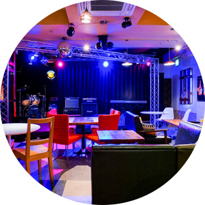 写真:ステージ&ダイニング